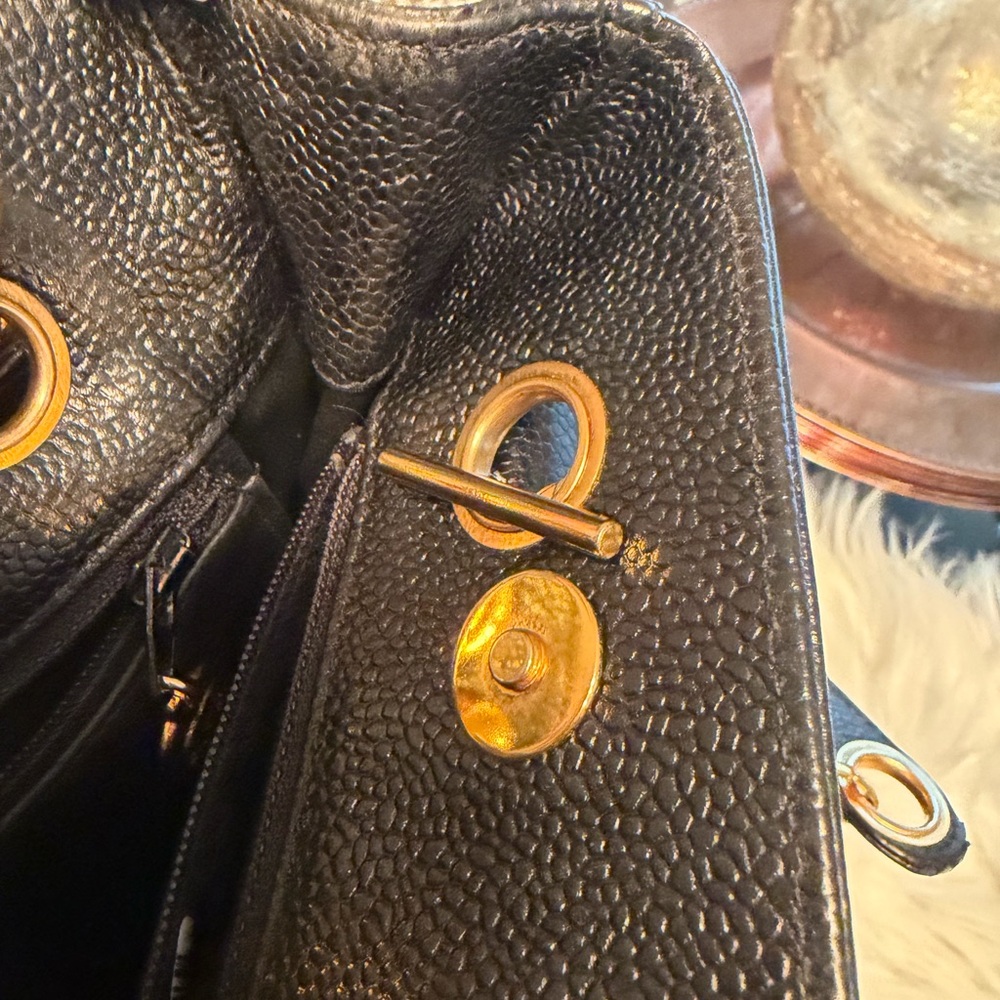 CHANEL Vintage Black Leather Shoulder Bag with CC Logo & CC Turn-Lock Closure - Picture 12 of 16